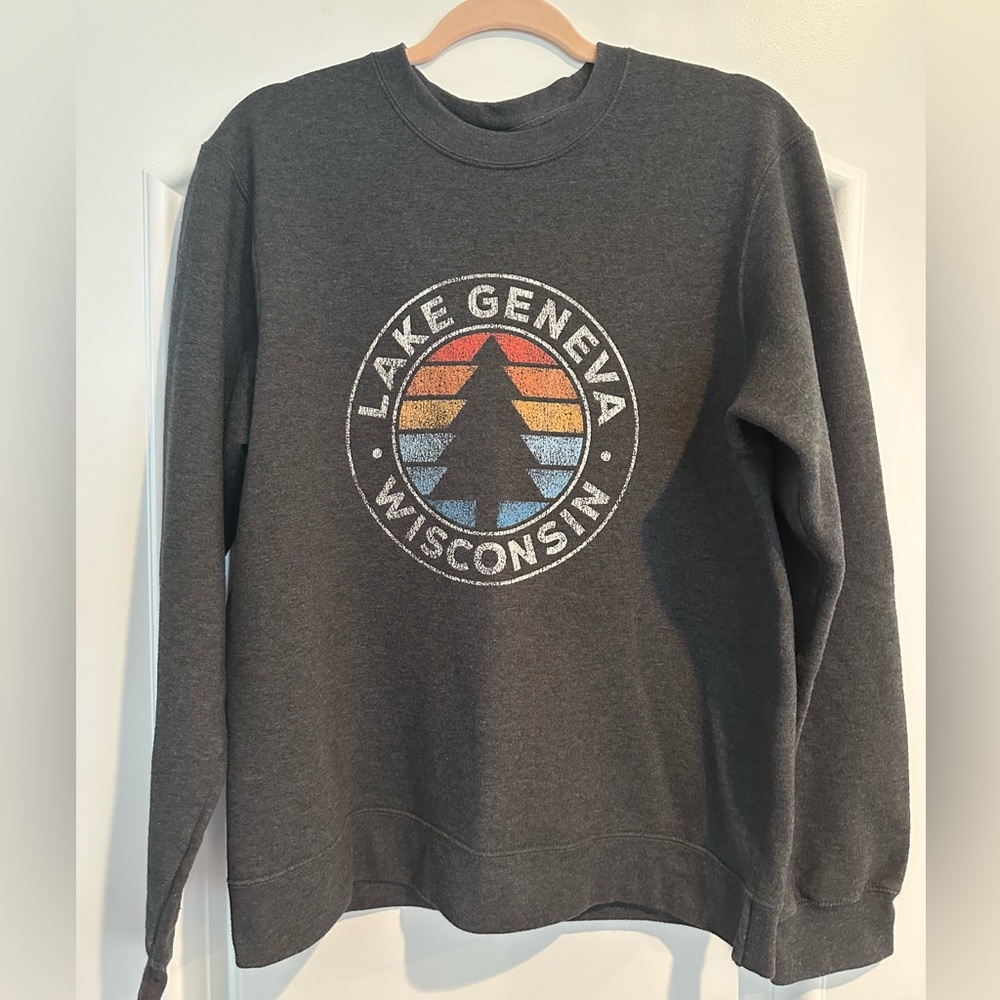 Lake Geneva Wisconsin gray sweatshirt pull over in very good condition